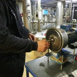 onderhoud-pomp-in-fabriek.jpg